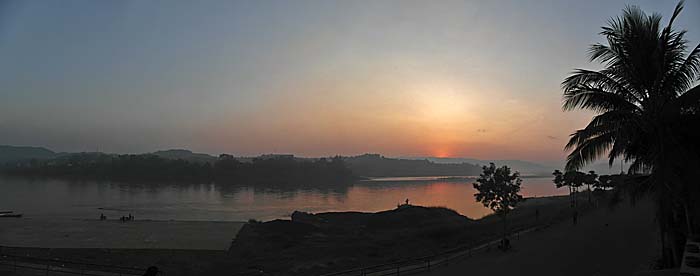 Sunrise over the Mekong River in Chiang Khong by Asienreisender